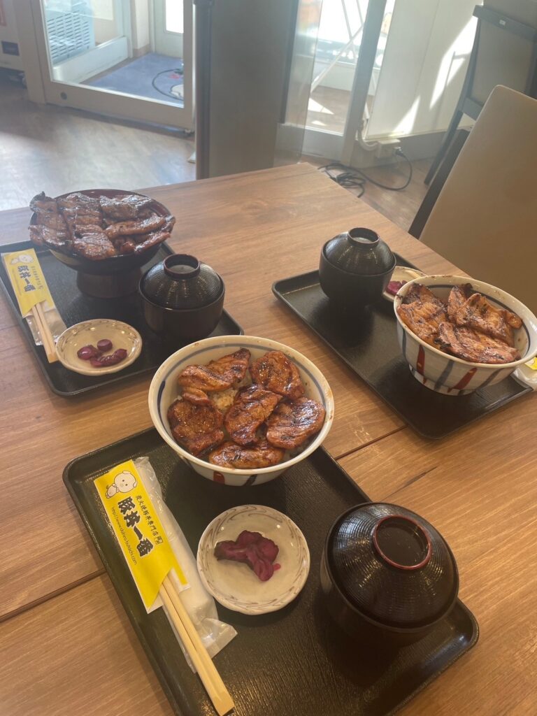 「ロース豚丼」、「ヒレ豚丼」、「特上ミックス豚丼」